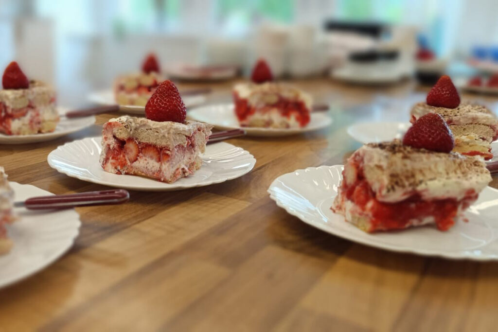 Erdbeerkuchenst&uuml;cke auf Tellern serviert