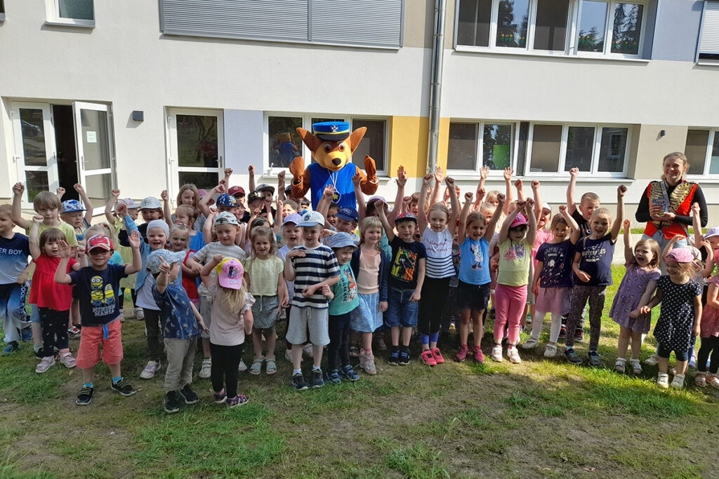 Eine Gruppe von Kindern mit Maskottchen im Freien