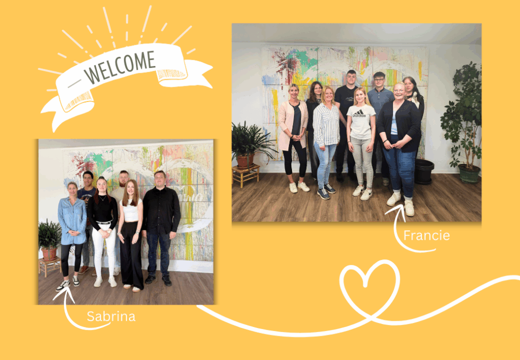 Zwei Gruppen von Menschen stehen vor bunten, abstrakten Kunstwerken an einer Wand.