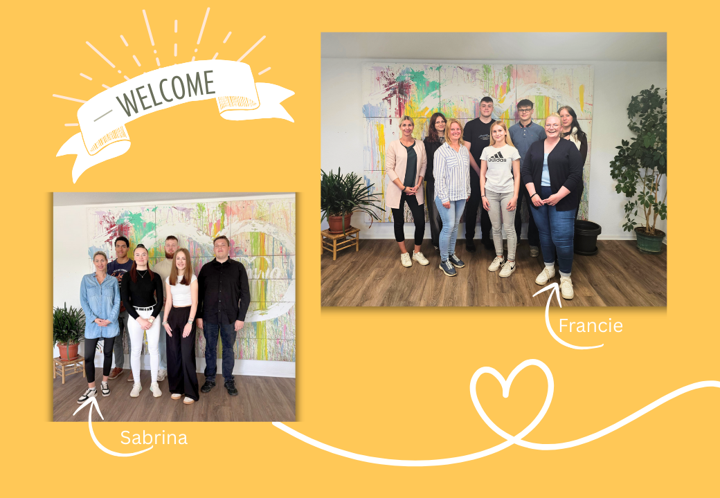 Zwei Gruppen von Menschen stehen vor bunten, abstrakten Kunstwerken an einer Wand.