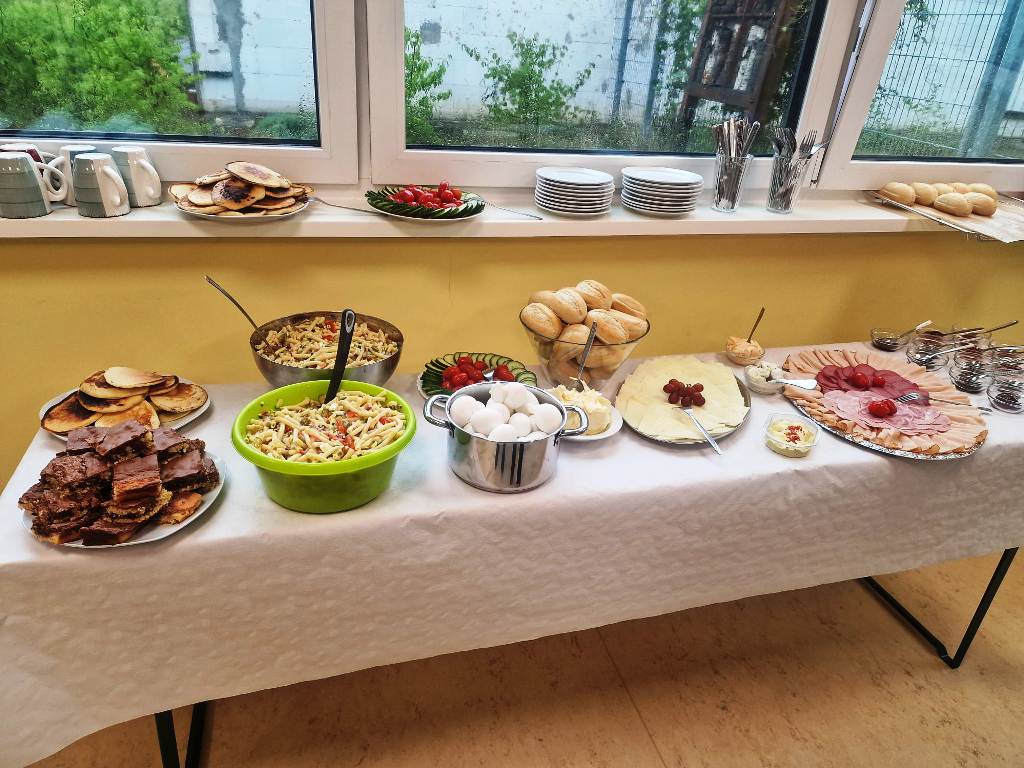 Buffet mit verschiedenen Speisen auf einem Tisch.