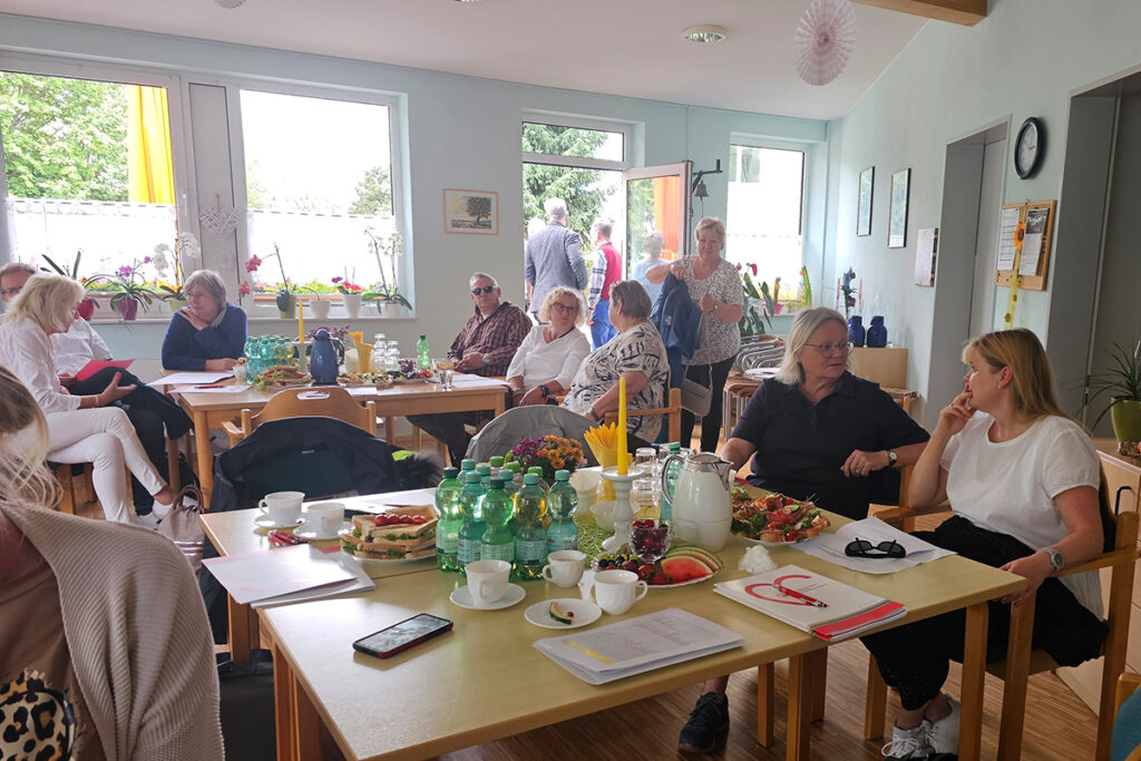 Menschen in einem Raum bei einem Treffen