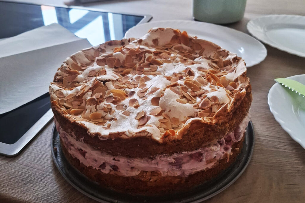 Eine Sahnetorte mit Mandeldekor auf einem Tisch