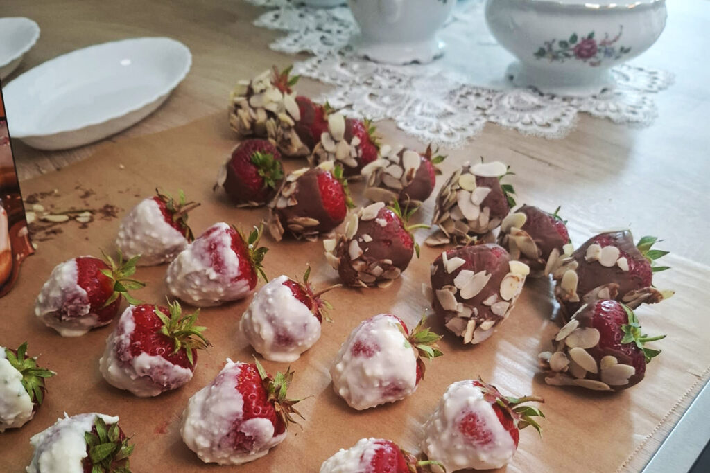 Erdbeeren mit Schokolade und Joghurt &uuml;berzogen