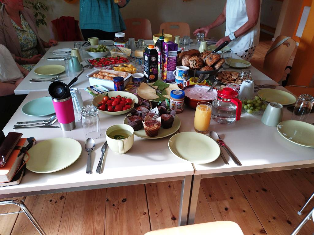 Ein Tisch mit einem vielfältigen Frühstücksangebot.