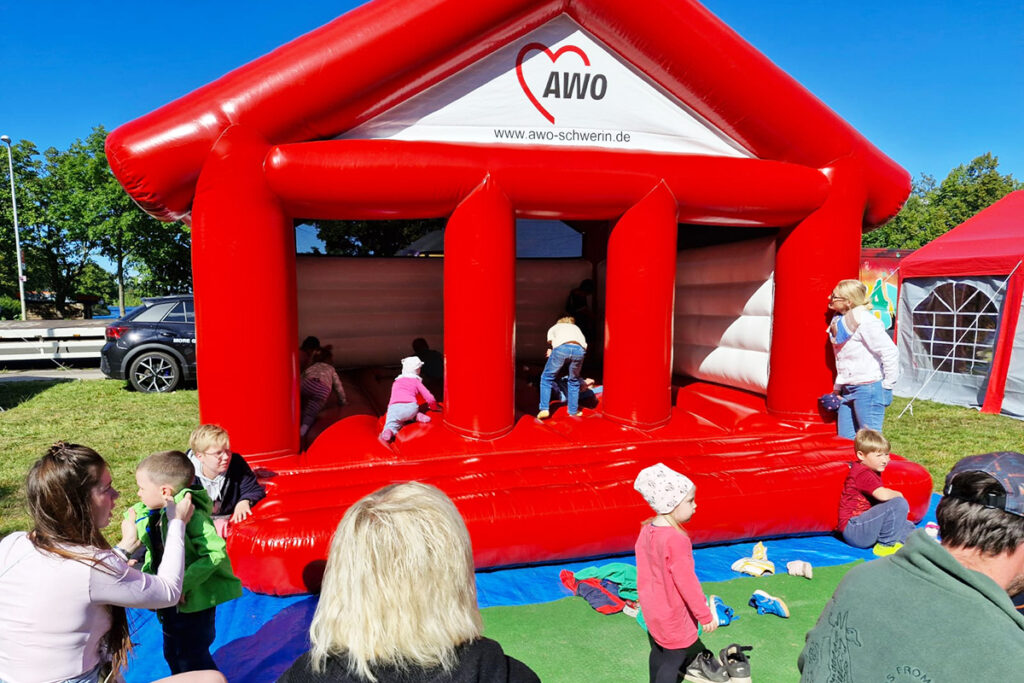 Kinder spielen in einer AWO-H&uuml;pfburg