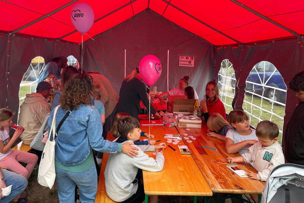 Menschen im AWO-Zelt bei einer Veranstaltung