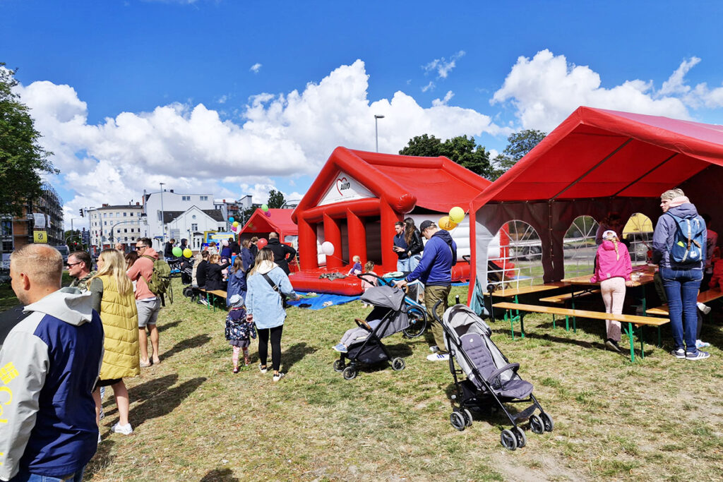 AWO Event mit Menschen und roten Zelten