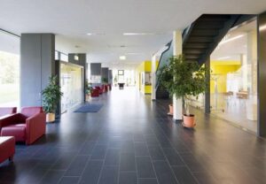 Modernes Bürogebäude-Interieur mit Lobby und Pflanzen