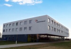 Modernes Gebäude mit AWO-Logo und Schriftzug 'Sportinternat' auf Fassade