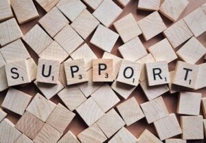 Holzklötze mit dem Wort 'SUPPORT'.