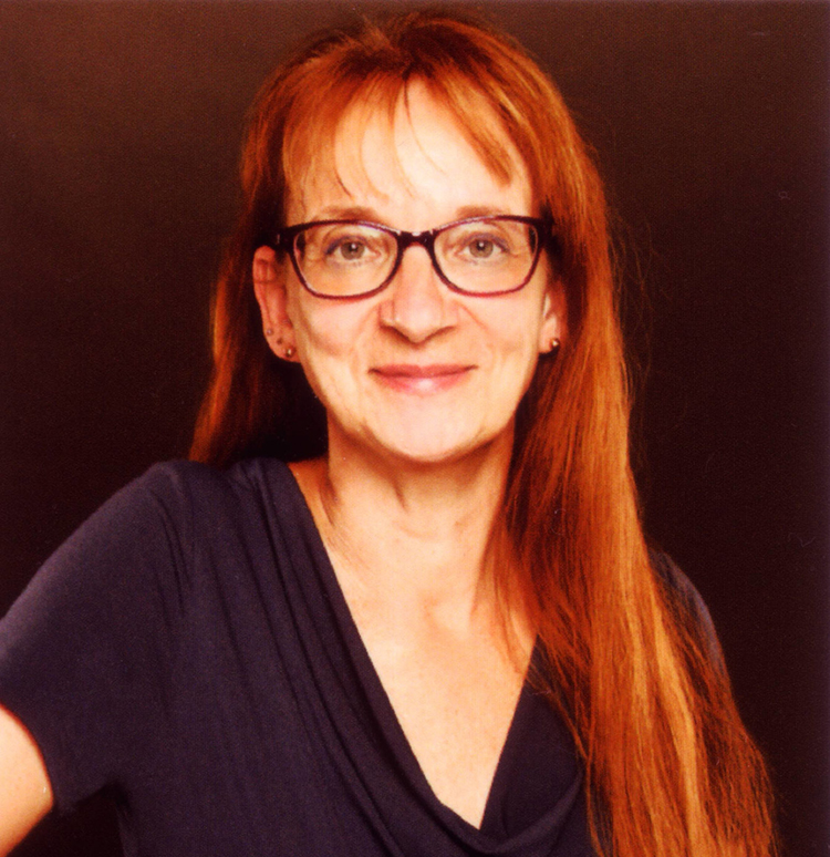 Porträt einer Frau mit roten Haaren und Brille