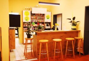 Innenansicht eines gemütlichen Gemeinschaftsraums.