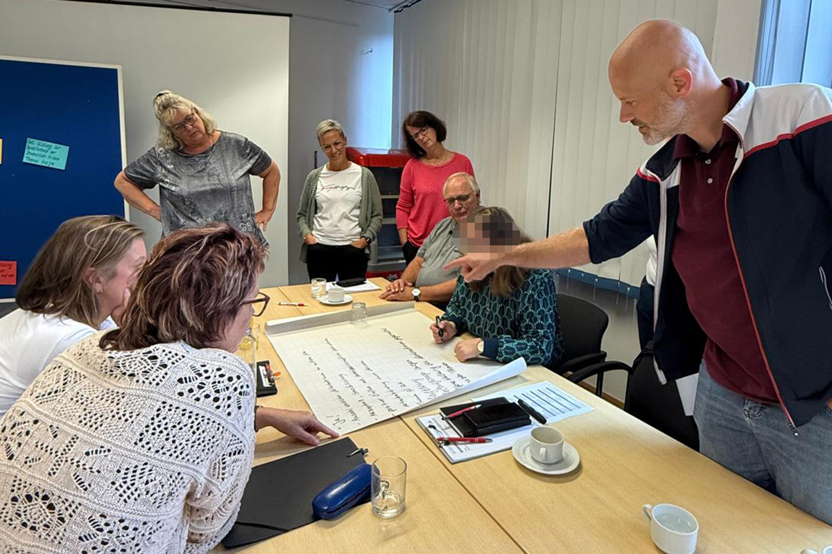 Ein Team von Menschen in einer Besprechung.