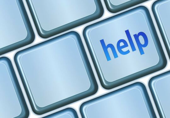 Tastatur mit blauer Taste, beschriftet mit 'help'.