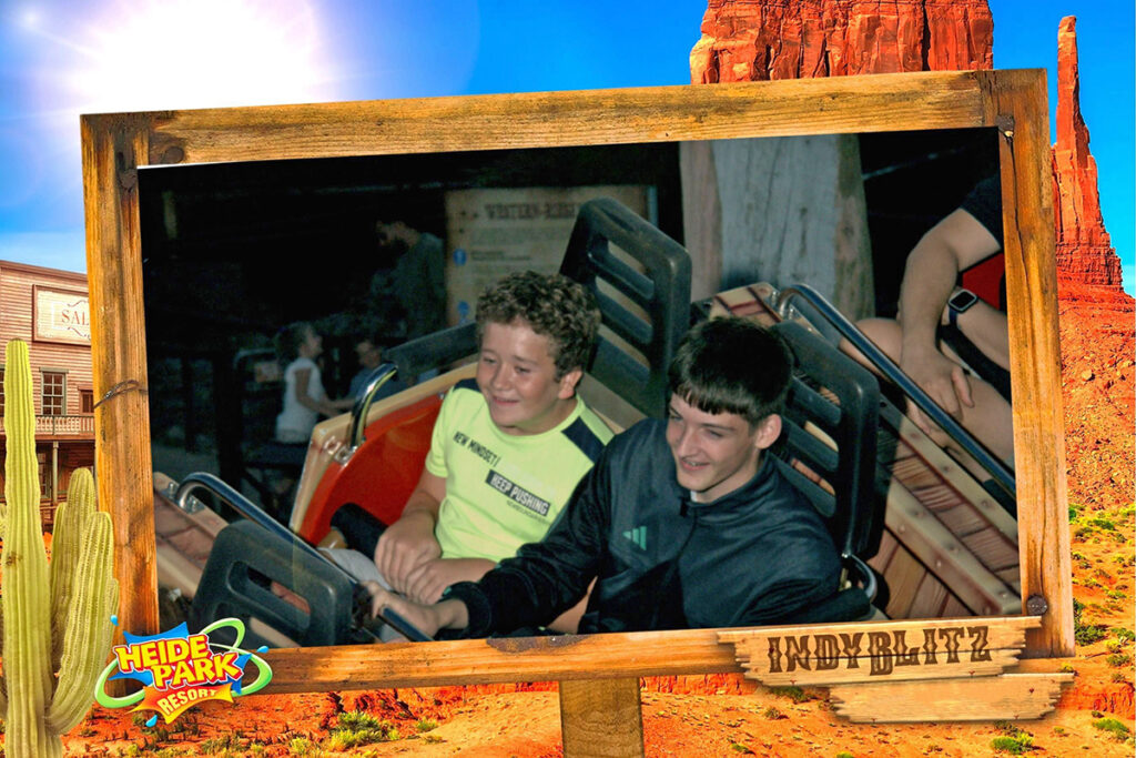 Zwei Jungen in einem Achterbahnwagen im Heide Park Resort.