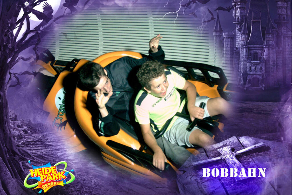 Zwei Personen in einer Achterbahn im Heide Park Resort.