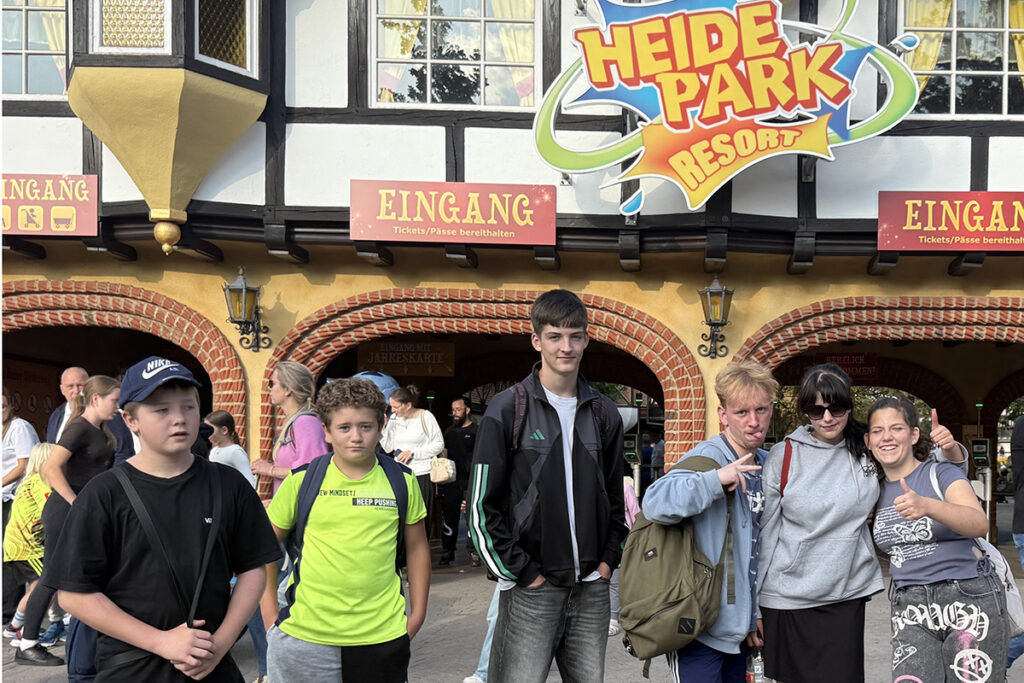 Eine Gruppe von Menschen vor dem Eingang des Heide Park Resorts.