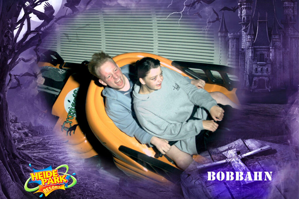 Zwei Personen in einem Fahrgesch&auml;ft des Heide Park Resorts.