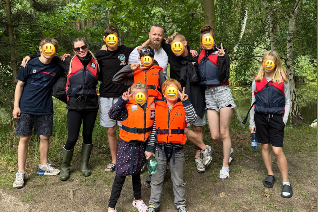 Gruppe von Menschen in einer Waldumgebung.