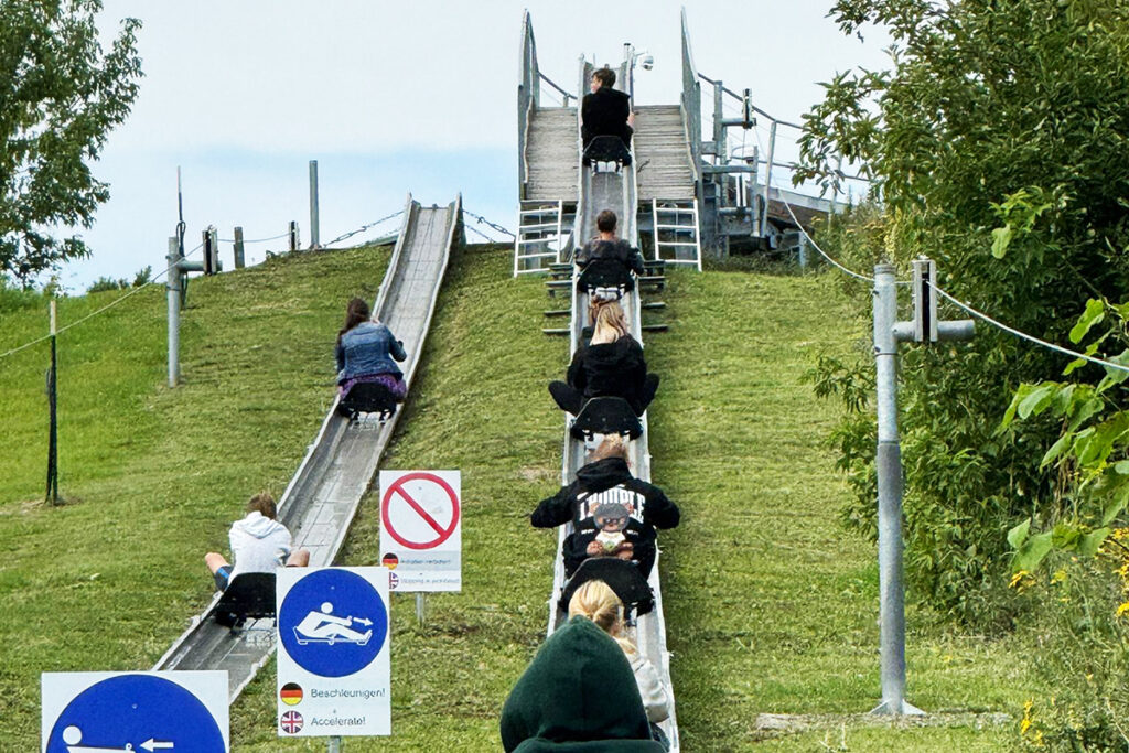 Personen auf einer Sommerschlittenbahn