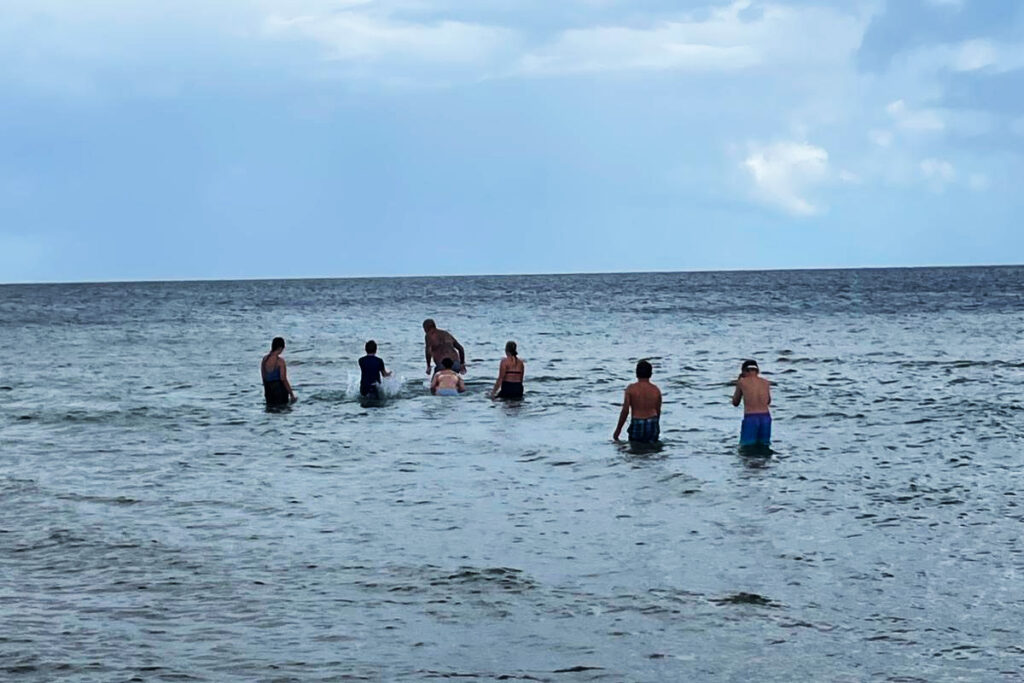Menschen beim Baden im Meer