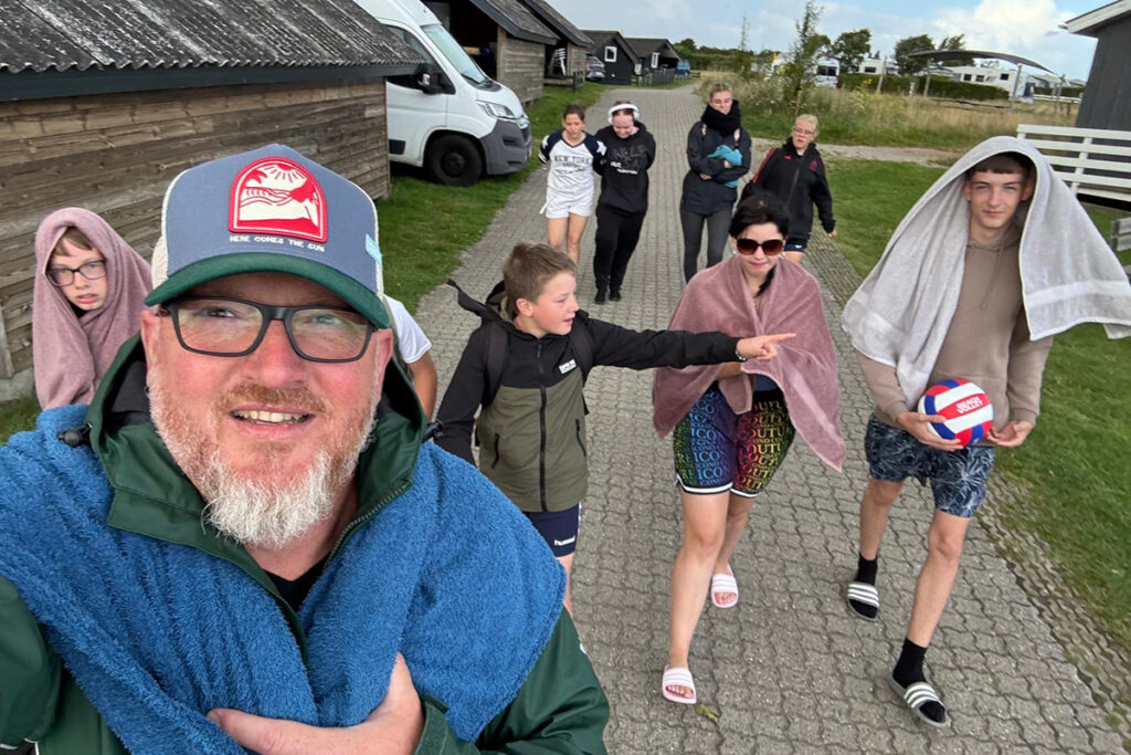 Gruppe von Menschen mit Handt&uuml;chern unterwegs