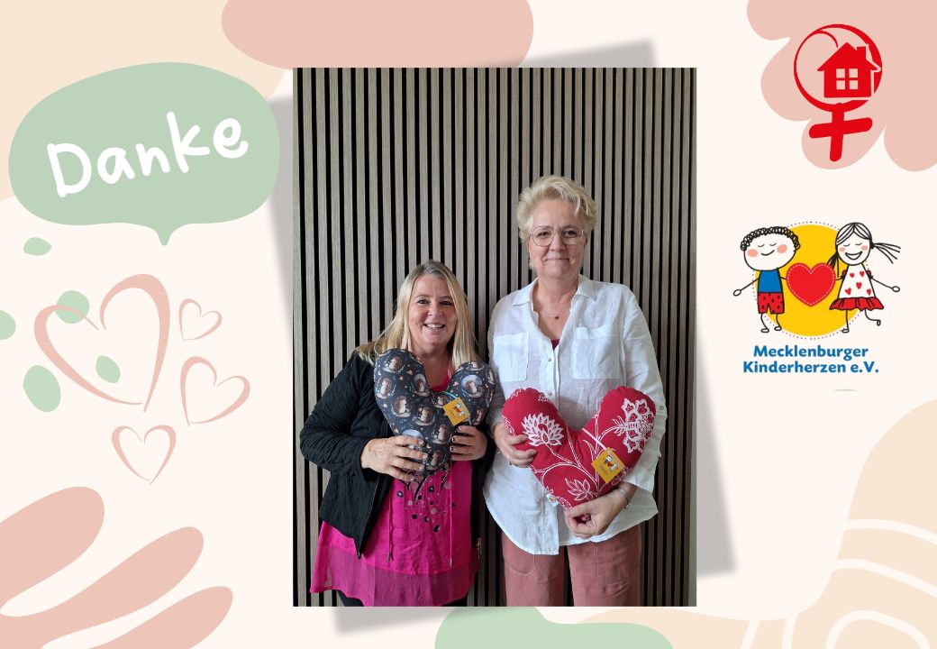 Zwei Personen halten herzförmige Kissen