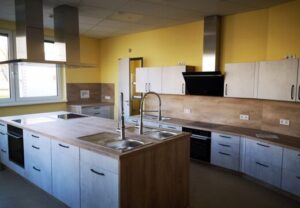 Moderne Küche mit gelben Wänden