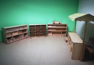 Innenansicht eines Kinderzimmerbereichs mit Holzmöbeln