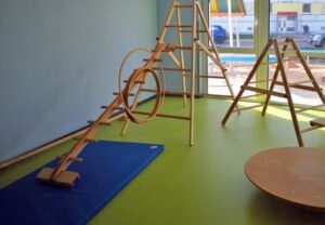 Ein heller Raum mit Klettergeräten für Kinder
