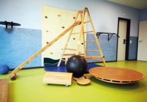 Innenraum eines Bewegungsraums mit Spielgeräten