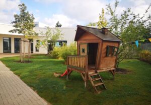 Spielplatz mit Holzspielhaus