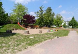 Spielplatz mit Sandkasten und Rutsche