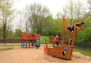 Spielplatz mit Piratenschiff-Thema