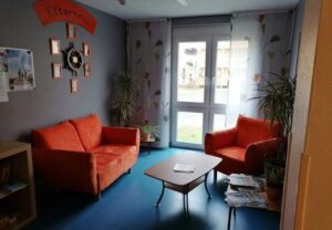Raum mit zwei orangefarbenen Sofas und Pflanzen