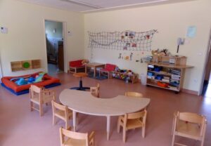 Ein Kinderzimmer mit Möbeln und Spielzeug