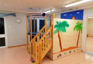 Innenraum eines Kindergartens mit Spielbereich