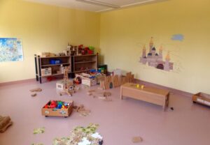 Spielzimmer mit Bausteinen und Regalen
