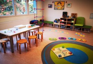 Ein farbenfroher Raum in einem Kindergarten oder einer Kita.