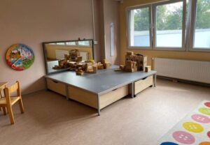 Kinderspielzimmer mit Holzbausteinen