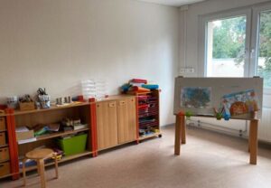 Innenansicht eines Kreativraums mit Regalen und einem Malständer