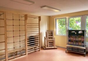 Raum mit Kletterwand, Regal und Fenster