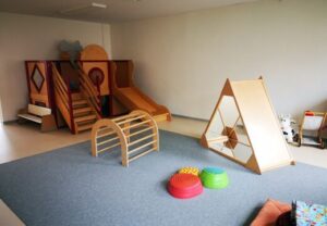Innenbereich eines Kindergartens mit Spielgeräten