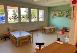 Innenaufnahme eines hellen Kinderzimmers.