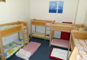 Innenansicht eines Kinder-Schlafzimmers mit mehreren Hochbetten.