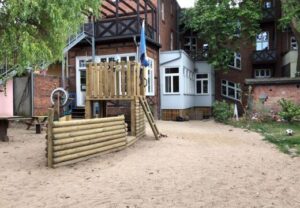 Spielplatz vor Gebäudekomplex