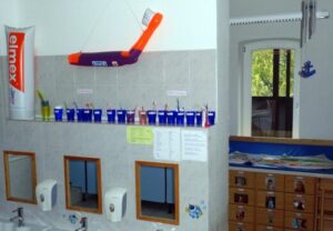 Ein Waschraum mit Zahnputzartikeln und dekorativen Elementen