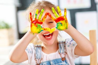 Kind mit bemalten Händen