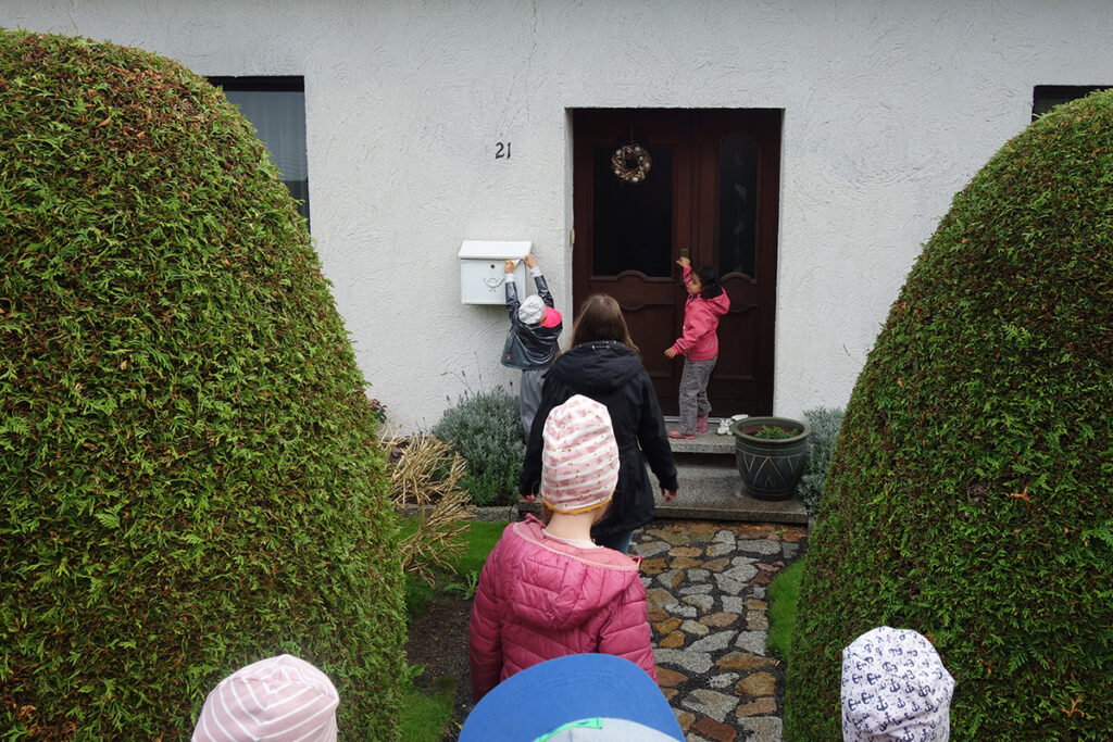 Kindergruppe vor einer Haust&uuml;r